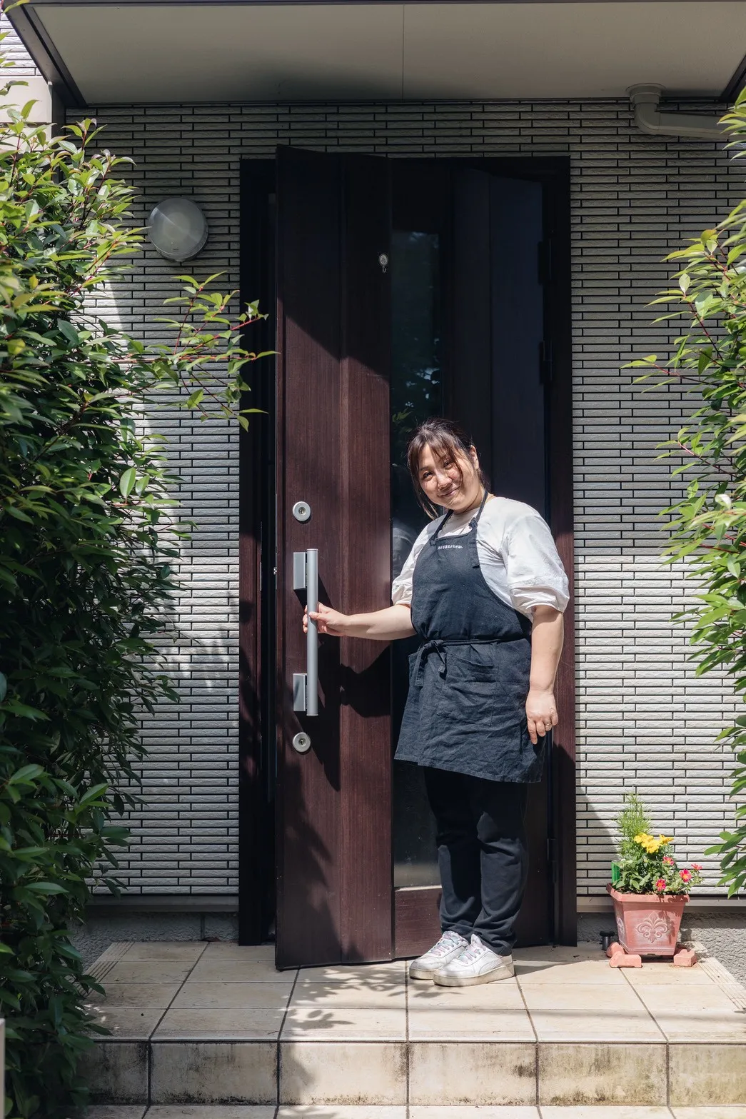 サロン玄関でお出迎えする恵子さん